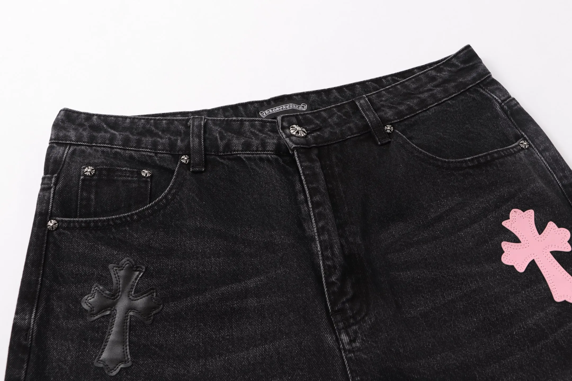 P260 Style number: H81 Croxin & 𝐂𝐡𝐫𝐨𝐦𝐞 𝐇𝐞𝐚𝐫𝐭 ss25 black color leather Sanskrit fine jeans. Styles with different washed textures are very friendly to people with thin legs. The slightly flared version perfectly modifies the leg shape. The timeless and moderate length makes it easy to match and match. It is the basis for various styles and is a must-have in your wardrobe! The fabric is stiff but also makes the upper body soft without losing texture. The washing process is even more perfect. It is a must-have item for everyone! ! ! Washed wheat, hang tag, pants label, three labels complete Color: black Size: 30-32-34-36